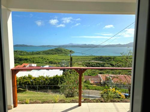 Varanda/terraço, Bas de villa avec vue sur la baie du Robert in Hyacinthe