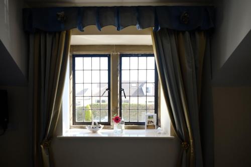 Vista exterior, The Great House Hotel in Bridgend