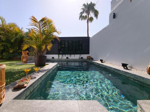 Villa Tharros, Solarium and heated pool