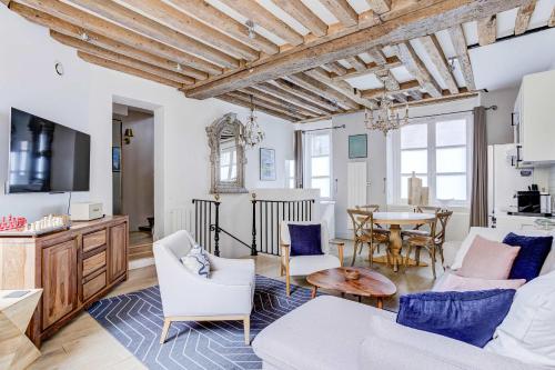 Classy Bourgeois - Chic 2 Bedroom Apt in Le Marais - image 13