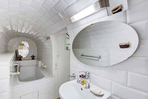 Classy Bourgeois - Chic 2 Bedroom Apt in Le Marais - image 28
