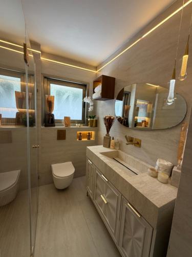 Casa de banho, Luxury Guesthouse with Private Pool in Raanana