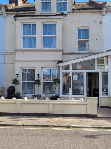 Kingswinford Guest House with Free Parking - Paignton