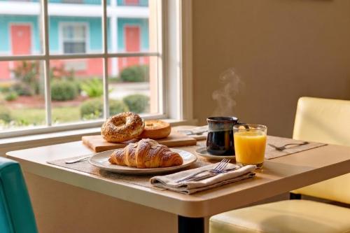 Food and beverages, The Island Hotel Near Beach Port Aransas in Port Aransas (TX)