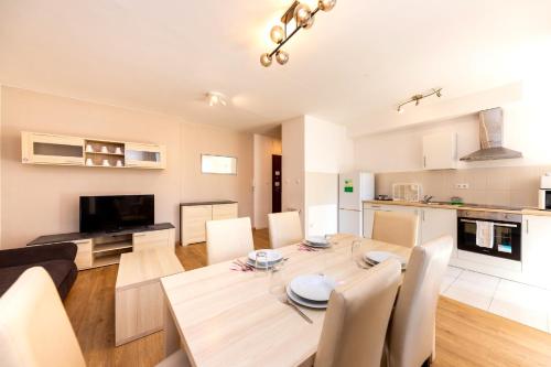 Prime Stay - Deluxe 2 Bedroom Family Apartment with Balcony & Parking Included