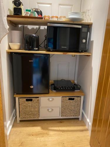 ‘The Den’ Self contained one bedroom annexe. in Nether Wallop