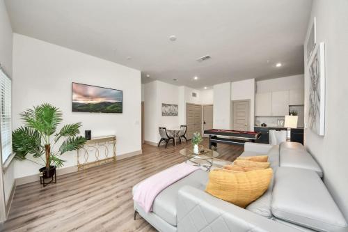 Luxury 2BR Retreat Pool Table King Beds Fast Wi-Fi – khách sạn tại Tây Houston