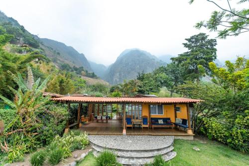 Lakeshore Retreat, escape from it all! in Santa Cruz la Laguna