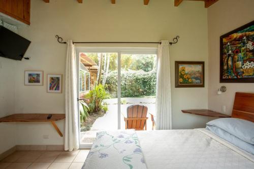 Lakeshore Retreat, escape from it all! in Santa Cruz la Laguna