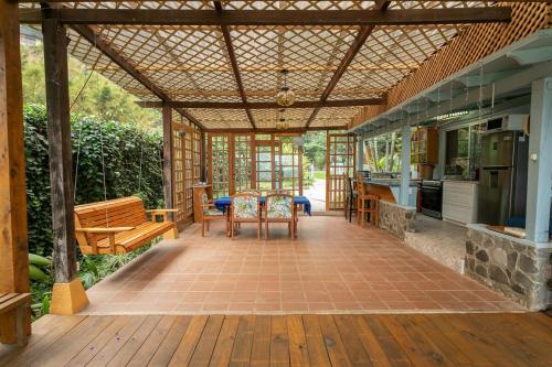 Lakeshore Retreat, escape from it all! in Santa Cruz la Laguna