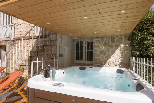 Open air bath, La Maison des 2 Rives - Avec jacuzzi beau jardin in Chateau-Renard