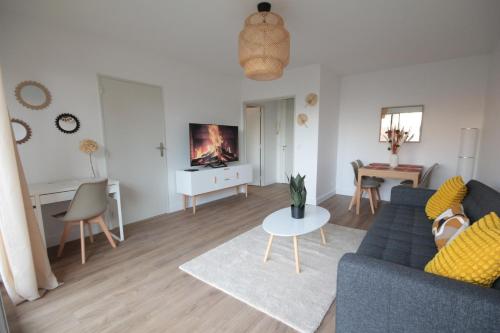 1 Room & Balcony - Buttes-Chaumont / Belleville