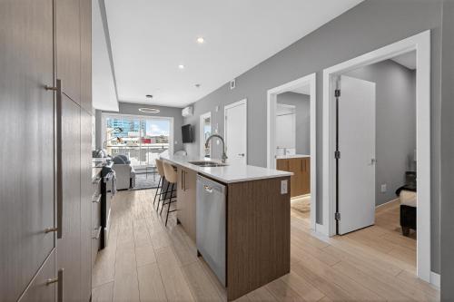 Downtown 2BR AC Mins to Saddledome - image 5