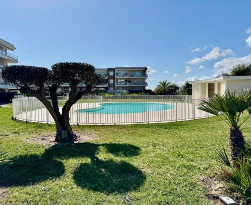 Elegant T2 en rez-de-jardin - Piscine - Parking in Laval