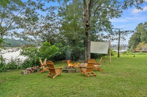 . Lakefront on Lake Mitchell!
