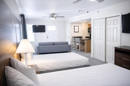 2 queen beds