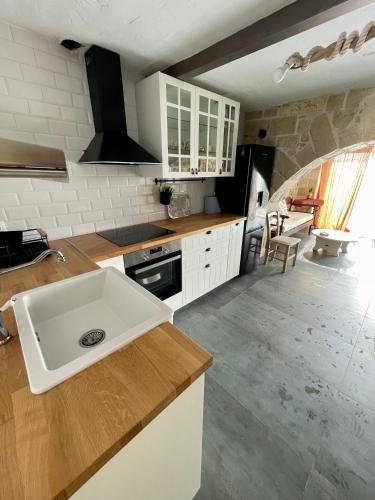 Ahiri traditional cottage in Thrapsano