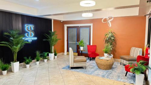 Spanish Trails Inn - Laredo Hotel