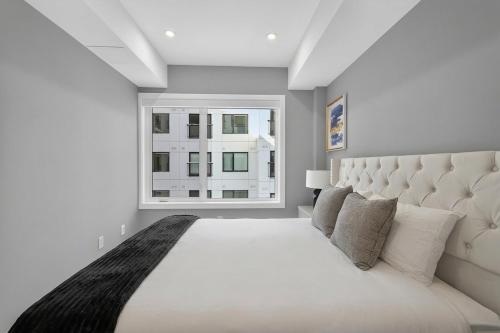Luxury 2BR Near Stampede Modern AC - image 5