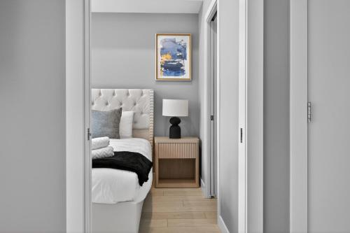Luxury 2BR Near Stampede Modern AC - image 2