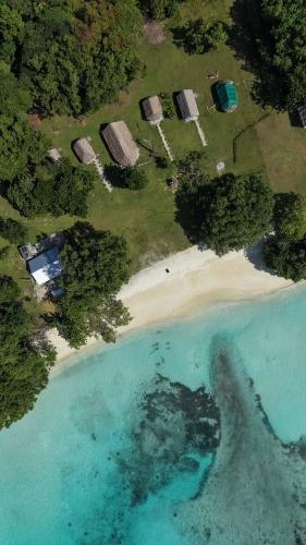Lonnoc ocean view beach bungalows in Hog Harbour