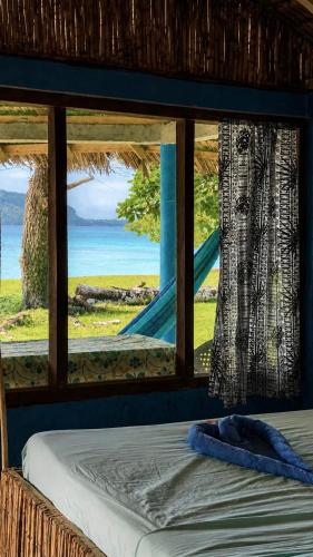 Lonnoc ocean view beach bungalows in Hog Harbour