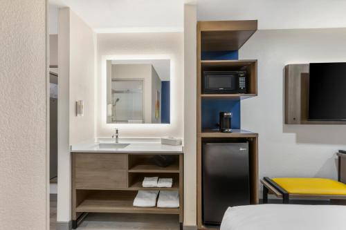 Comfort Inn Fontana - image 41