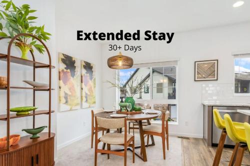 Juniper Bloom with 2 King Suites, Garage, Bikes – khách sạn tại Pho Co