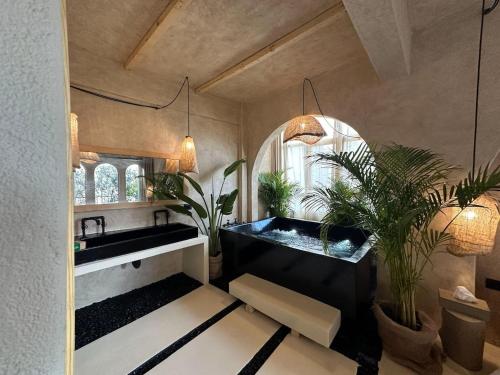 Olive Oasis With Jacuzzi - image 11