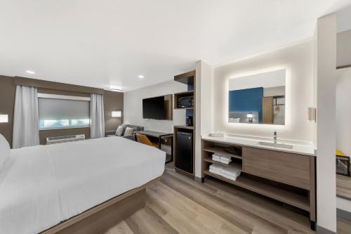 Comfort Inn Fontana - image 17