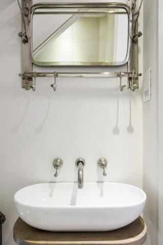 Retreat to a Stylish 1 Bedroom Flat in Chelsea - image 3