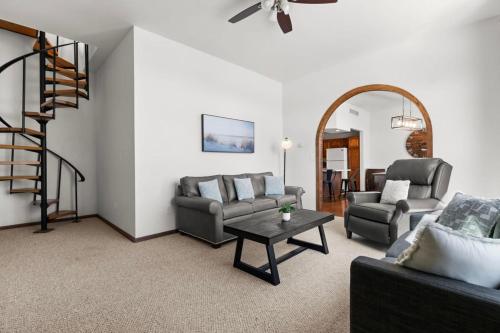 The Villager Loft - Lake View W Dining Perks! in Charlevoix, USA