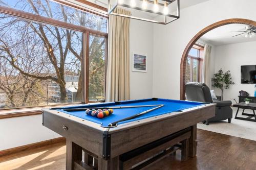 The Villager Loft - Lake View W Dining Perks! in Charlevoix, USA