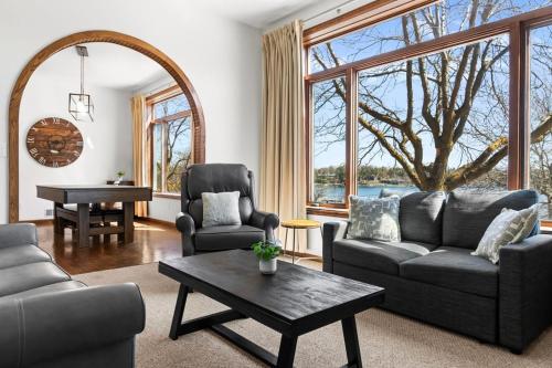 The Villager Loft - Lake View W Dining Perks! in Charlevoix, USA