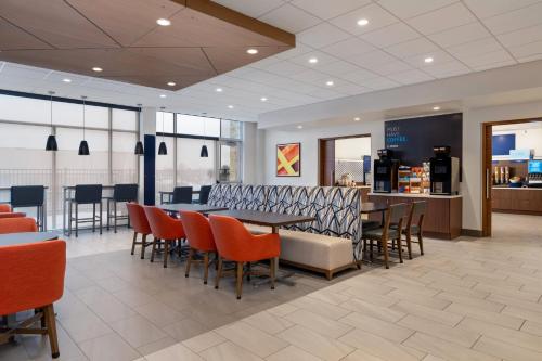 อาหารและเครื่องดื่ม, Holiday Inn Express & Suites Linden – Newark South by IHG in ลินเด็น (เอ็นเจ)