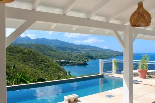 Villa Ozalee charme et élégance Vue panoramique sur la baie de Malendure et des spots de plongée – khách sạn tại Bouillante