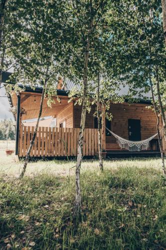 Dārzs, JEZIORAKI PREMIUM Komfortowe domki z prywatnym jacuzzi 500m od jeziora in Jedlanka Stara