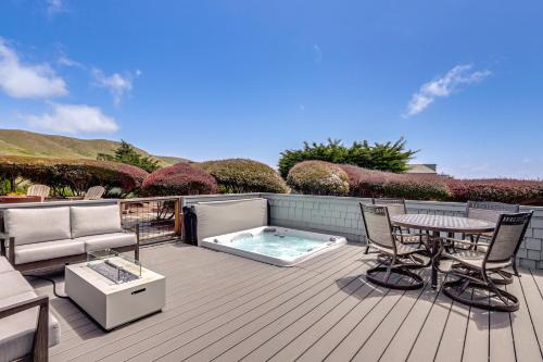 Dog-Friendly Haven w/ Stunning Views in Bodega Bay in Bodega Bay (CA)
