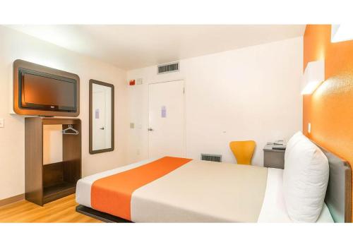 Motel 6-Carlsbad CA Beach - image 7
