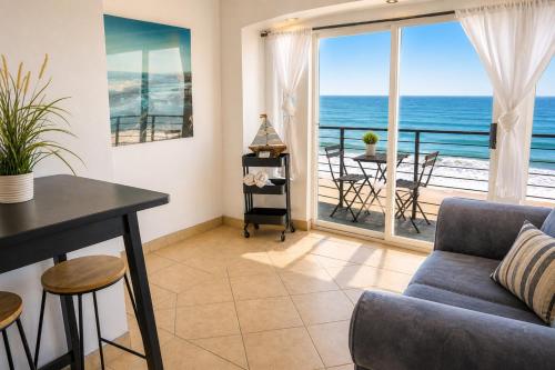 Cozy waterfront unit
