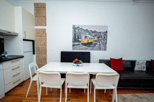 3-Bedroom Apartment with Terrace in Lisbon - image 4