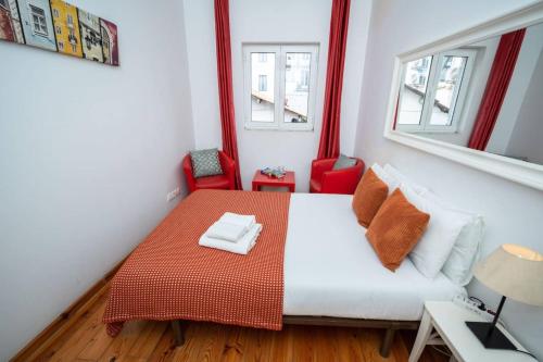3-Bedroom Apartment with Terrace in Lisbon - image 13