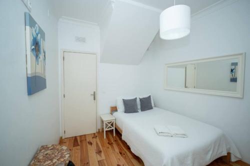 3-Bedroom Apartment with Terrace in Lisbon - image 11