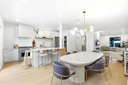 Beautiful 5BR Family Home Near Lake & Downtown – khách sạn tại Brockton Village