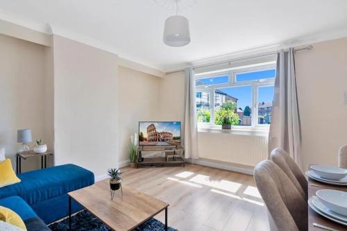 Spacious 3BR House in Enfield North London with Garden - image 4