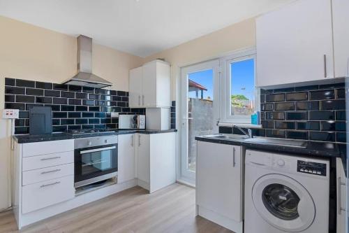 Spacious 3BR House in Enfield North London with Garden - image 10