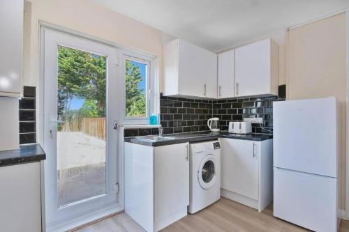 Spacious 3BR House in Enfield North London with Garden - image 2