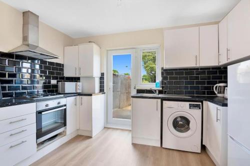 Spacious 3BR House in Enfield North London with Garden - main image