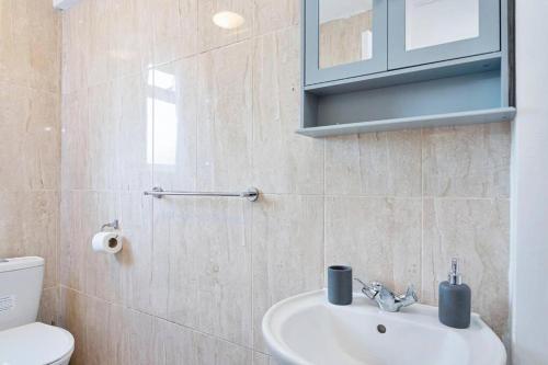 Spacious 3BR House in Enfield North London with Garden - image 12