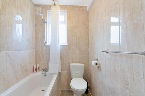 Spacious 3BR House in Enfield North London with Garden - image 3
